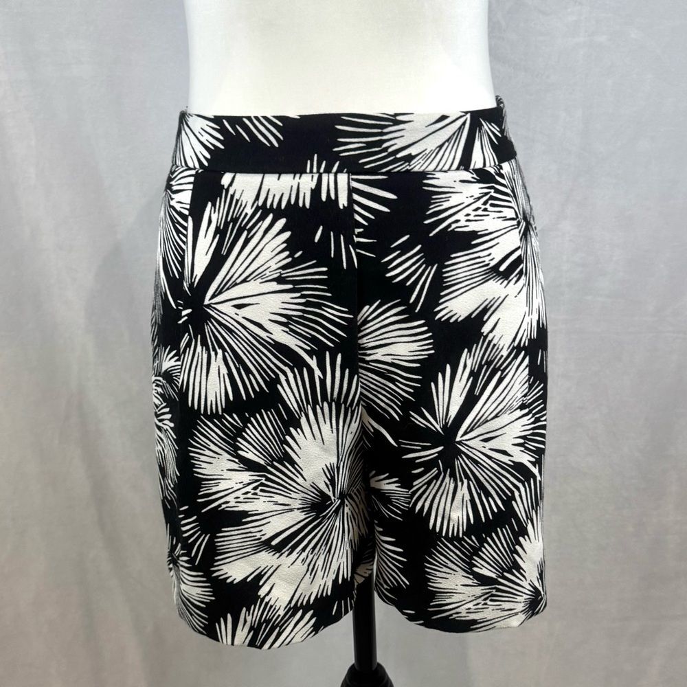 Ann Taylor black and white burst print flat front shorts with pockets size 12
